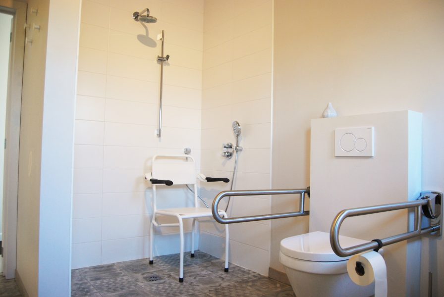 rolstoeltoegankelijke badkamer op gelijkvloers